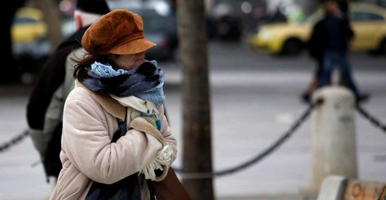 Καιρός: Αν βγείτε έξω την Παραμονή, προσέχετε - Υποχωρούν οι βροχές, έρχονται όμως ισχυροί άνεμοι και πολύ κρύο – Πώς θα μας βρει η Πρωτοχρονιά