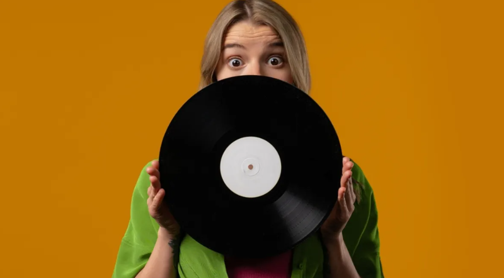 Αναλογική νοσταλγία: Γιατί βινύλιο, κασέτες και φωτογραφικές μηχανές μάς γοητεύουν ξανά