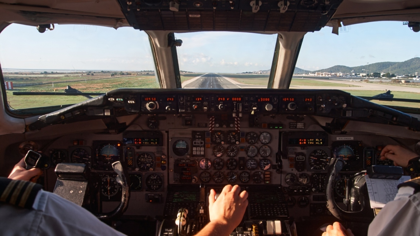 Πιλότος κατέγραφε με κρυφή κάμερα τις ερωτικές του συνευρέσεις με συναδέλφους του και τις «ανέβαζε» στο διαδίκτυο