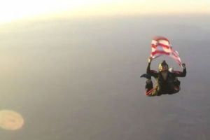 Εκανε ελεύθερη πτώση με τη σημαία του Ολυμπιακού! (ΒΙΝΤΕΟ)