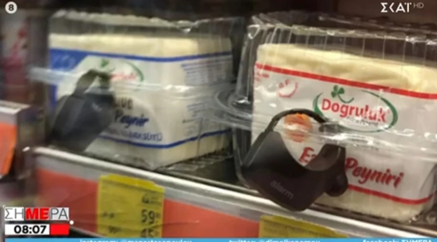 Ασύλληπτες εικόνες στην Τουρκία: Έβαλαν αντικλεπτικά στο γάλα και στο τυρί στο σούπερ μάρκετ