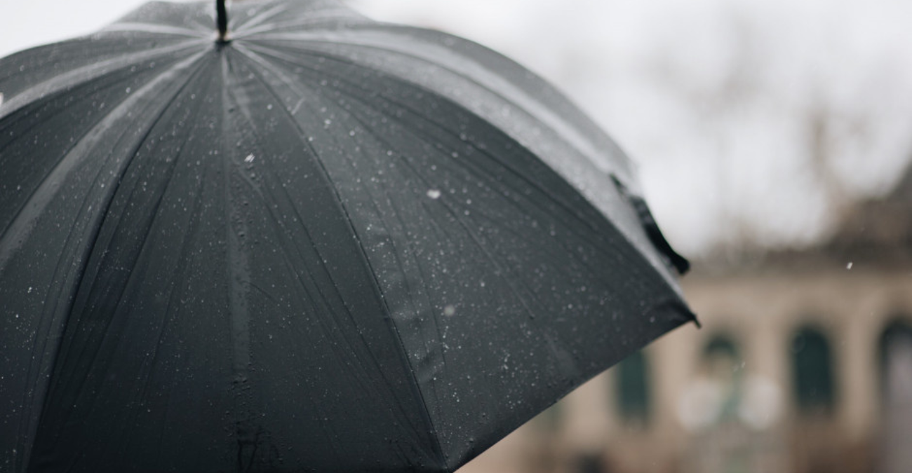 Ο καιρός σήμερα: Οι ώρες που θα χρειαστείς ομπρέλα