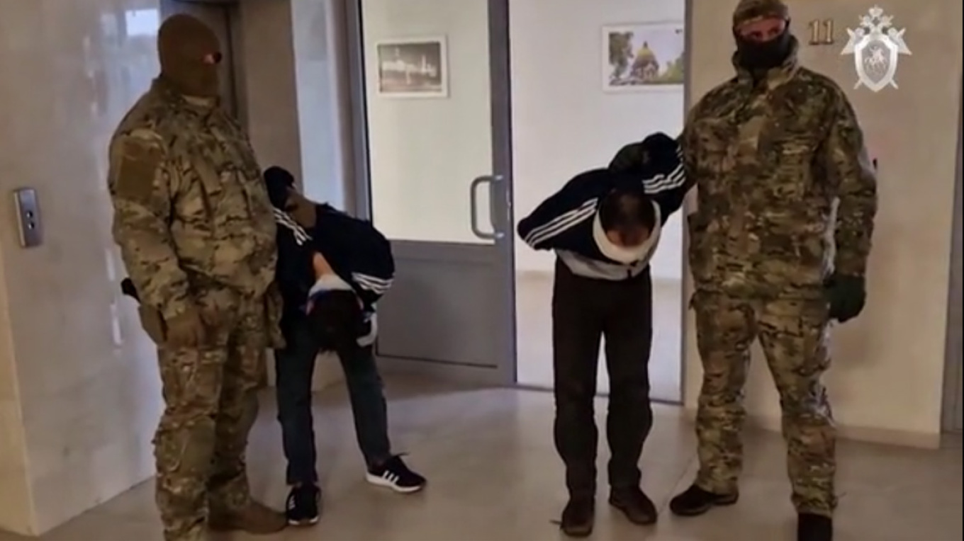 Με δεμένα μάτια οδηγούνται για ανάκριση οι συλληφθέντες για την τρομοκρατική επίθεση στη Μόσχα - Δείτε βίντεο