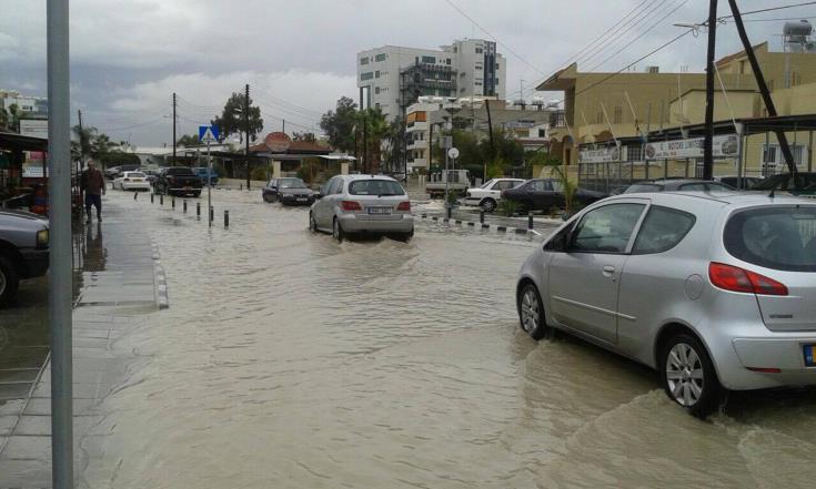 ΛΑΡΝΑΚΑ: Οδηγοί εγκλωβίστηκαν στα οχήματα τους λόγω πλημμυρών