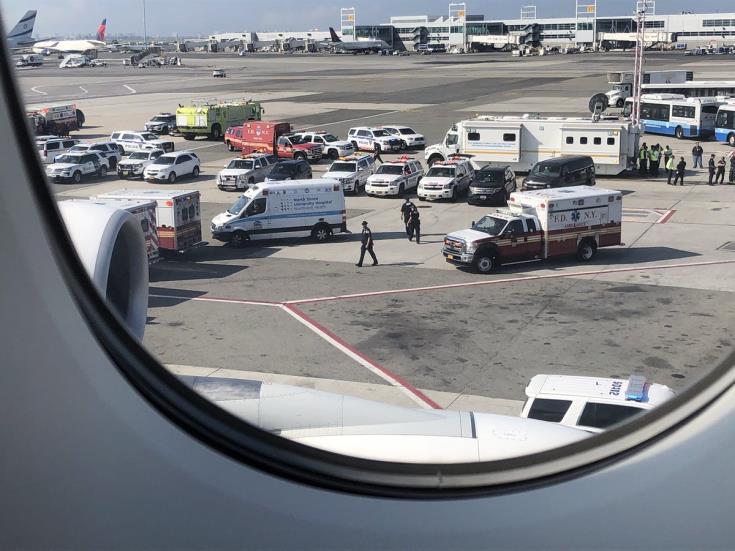 Eπιβάτες πτήσης Ντουμπάι - Νέα Υόρκη ασθένησαν, σε καραντίνα το αεροσκάφος 