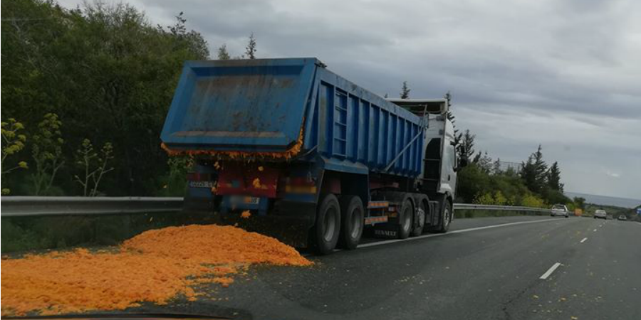 Έκλεισε ο αυτοκινητόδρομος λόγω των πορτοκαλιών - Τροχαίες διευθετήσεις μέχρι να καθαριστεί 