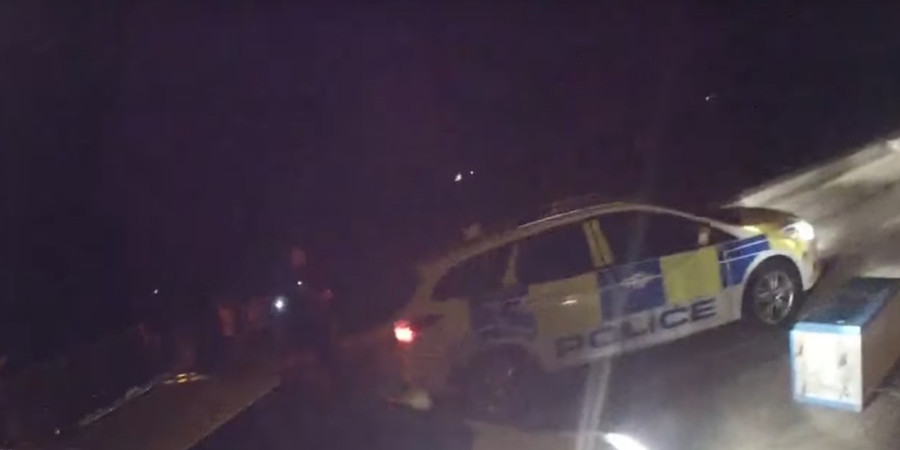 Απίστευτο θράσος- Χτύπησαν περιπολικά και αστυνομικός έτρεξε να γλυτώσει- VIDEO