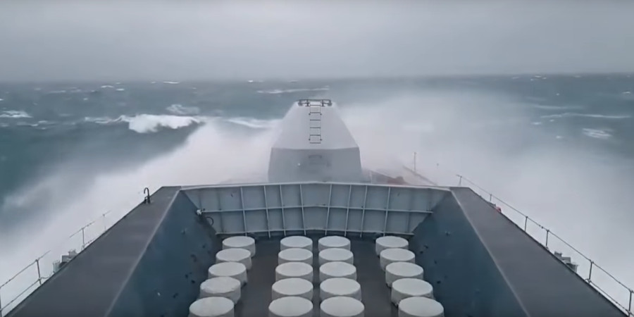 Πλάνα που κόβουν την ανάσα- Τεράστια κύματα και άνεμοι 130χλμ. χτυπούν φρεγάτα- VIDEO 