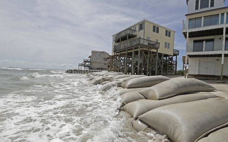 Υποβαθμίστηκε, αλλά παραμένει επικίνδυνος ο τυφώνας Φλόρενς