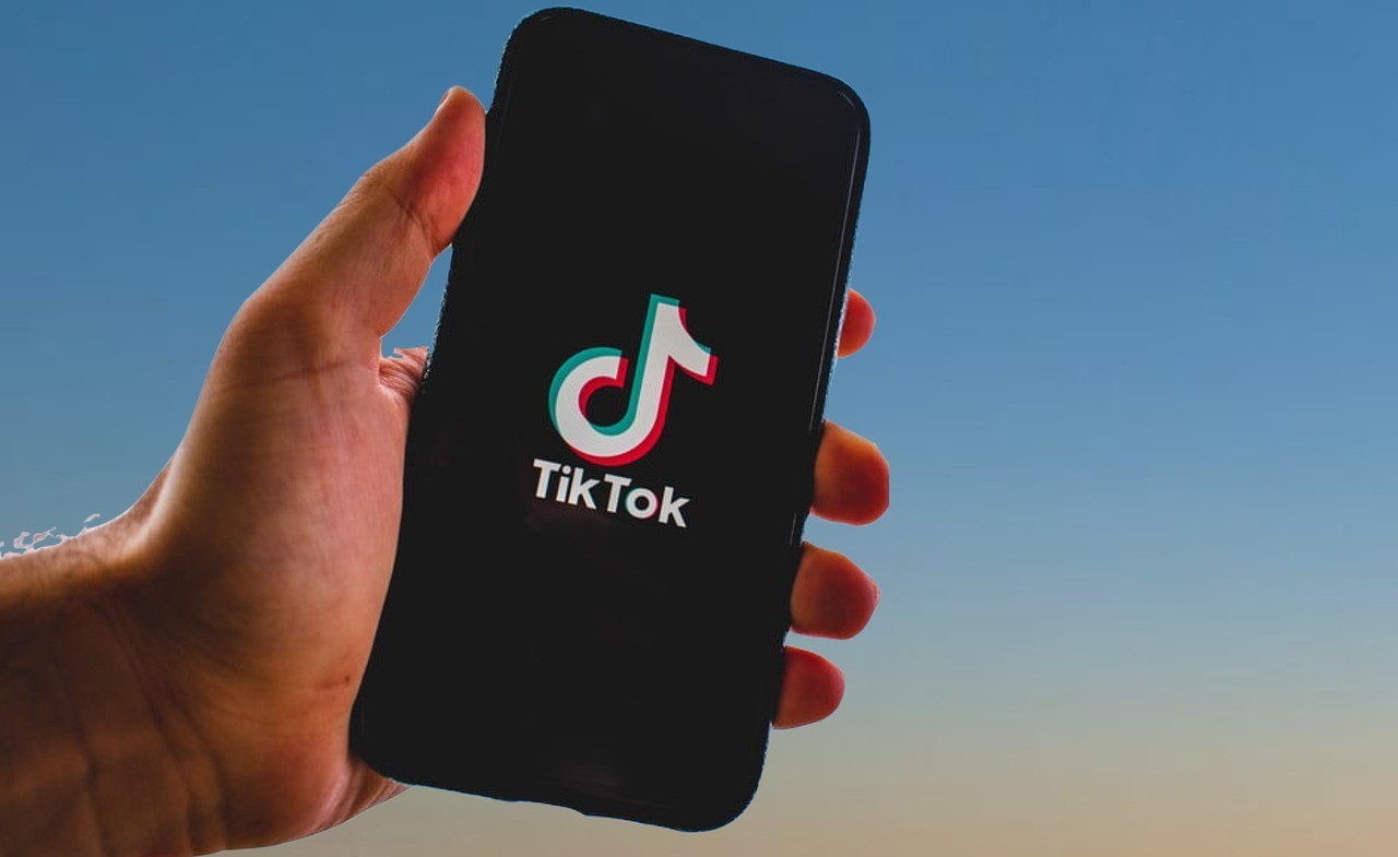 Νέα έρευνα για TikTok: Περίπου 5 στους 10 νέους αφιερώνουν πάνω από 3 ώρες τη μέρα για να βλέπουν βίντεο