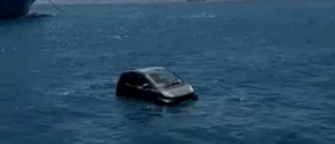Πανικός στην Μύκονο με αυτοκίνητο που βρέθηκε να επιπλέει στο λιμάνι - ΦΩΤΟΓΡΑΦΙΕΣ