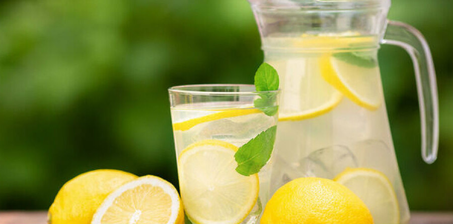 Νερό με λεμόνι: 6 μύθοι που πρέπει να ξεδιαλύνετε άμεσα!