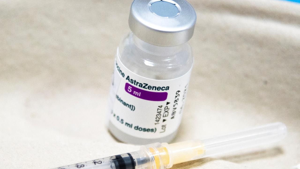 Εμβόλιο AstraZeneca: Συνεχίζεται η επανεξέταση των πολύ σπάνιων περιπτώσεων ασυνήθιστων θρόμβων αίματος