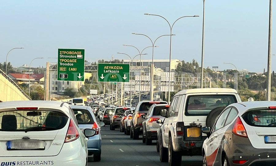 Αδελφική… «υποστήριξη» στους δρόμους – Μοτοσικλετιστής με το ένα πόδι σε… άλλη μοτοσικλέτα – Δείτε βίντεο