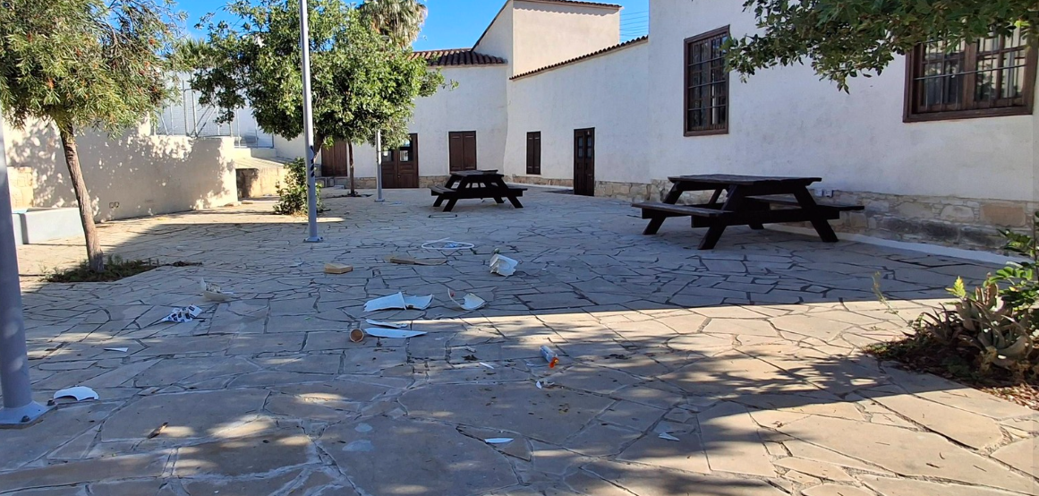Επαναλαμβανόμενα φαινόμενα βανδαλισμού και ρύπανσης έξω από γραφεία Κοινοτικού Συμβουλίου - Δείτε φωτογραφίες