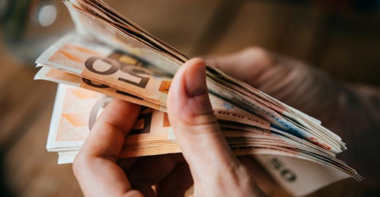 Μπήκαν τα επιδόματα, αλλά πολλοί είδαν λιγότερα χρήματα στους λογαριασμούς τους - Αυτός είναι ο λόγος