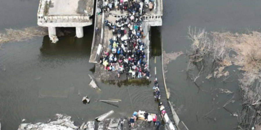 Νέες συγκλονιστικές φωτογραφίες από το πολύπαθο Ιρπίν - Άμαχοι μέσα στο νερό σε κατεστραμμένη γέφυρα