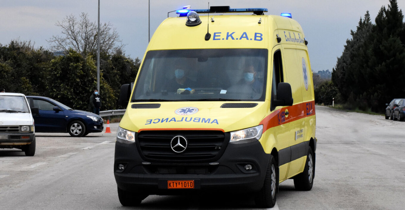Τραγωδία στην Ελλάδα: 54χρονη έχασε τον έλεγχο του οχήματος της και καρφώθηκε σε δέντρο