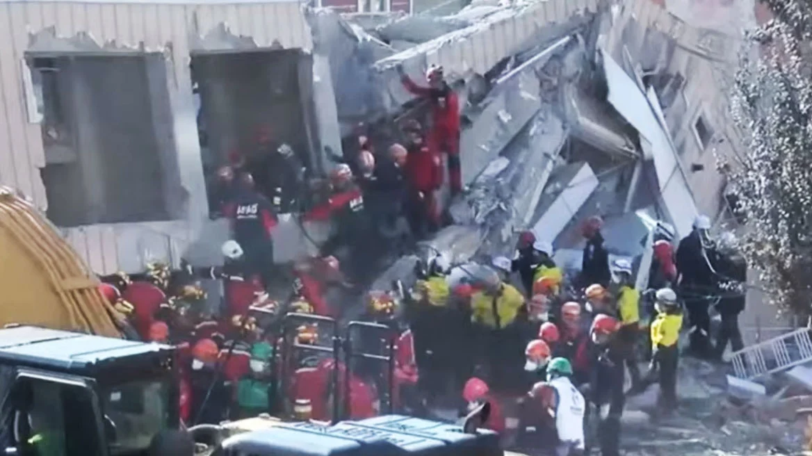 Τραγική κατάληξη στις έρευνες στο κτήριο που κατέρρευσε στην Κωνσταντινούπολη: Νεκροί και οι δύο γονείς που έψαχναν - Σώθηκε μόνο η 18χρονη κόρη τους