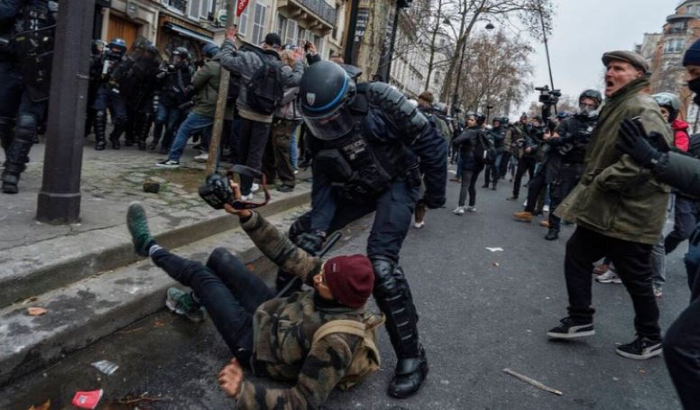 Γαλλία: 26χρονος ευνουχίστηκε μετά από χτύπημα αστυνομικού στις διαδηλώσεις για το συνταξιοδοτικό - Bίντεο 