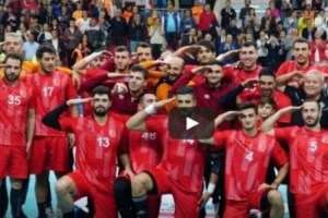 Τούρκοι διεθνείς του Ολυμπιακού και της ΑΕΚ χαιρέτησαν στρατιωτικά…