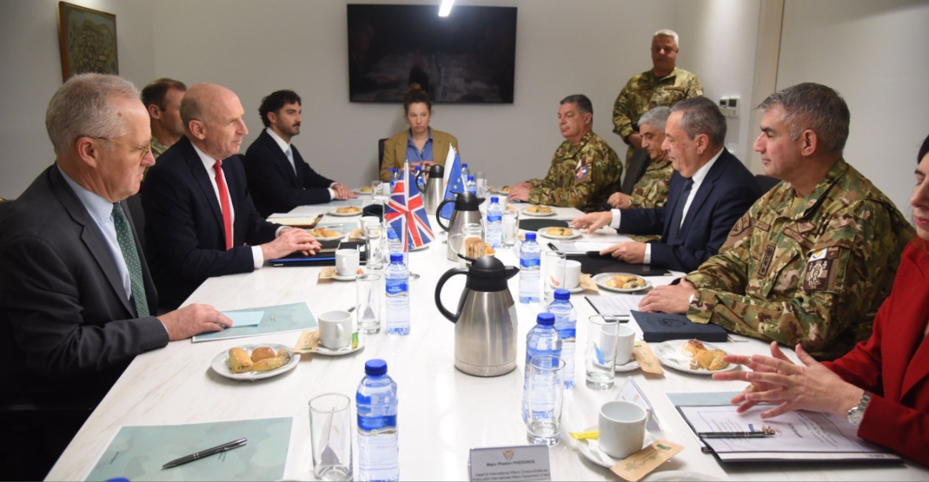 LIVE: Σε πύρινο κλοιό η Μέση Ανατολή – Διπλωματικός μαραθώνιος στη Λευκωσία – Ήχησαν σειρήνες στο Ακρωτήρι