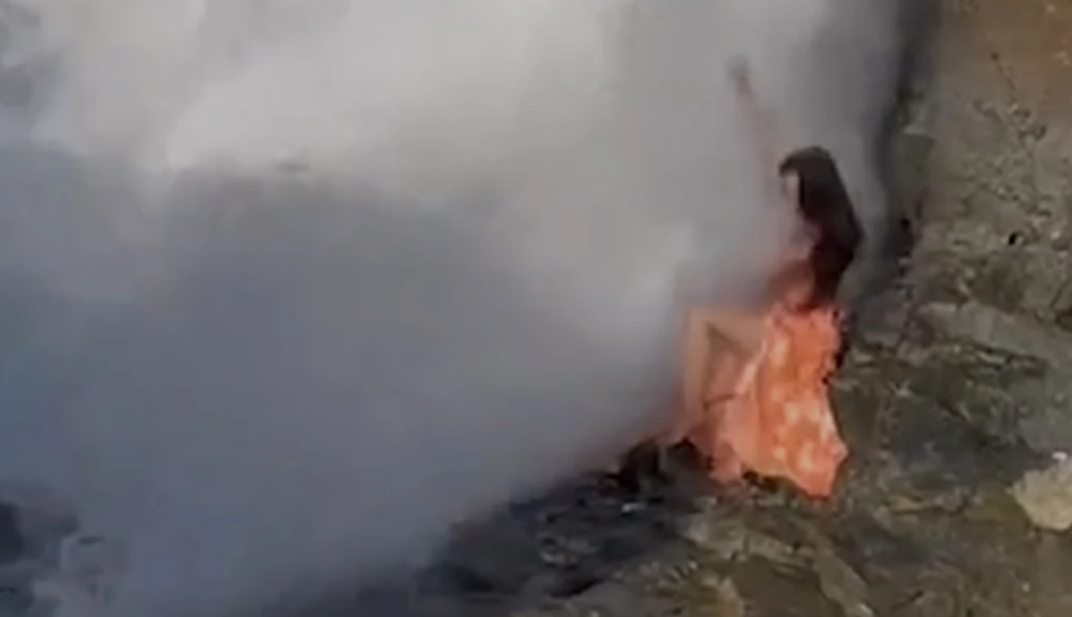 Συγκλονιστικό video: Δείτε πως τουρίστρια γλίτωσε από βέβαιο θάνατο - Η στιγμή που την «κατάπιε» κύμα