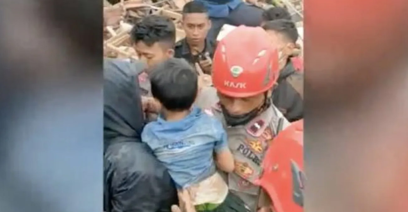 «Θαύμα» στην Ινδονησία: Ανέσυραν ζωντανό 5χρονο αγόρι δύο ημέρες μετά τα 5,6 Ρίχτερ - Βίντεο