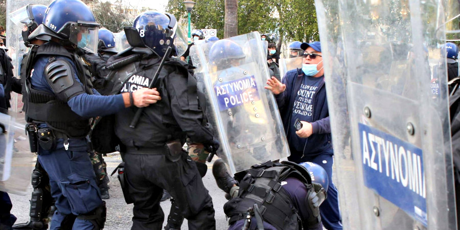 ΚΥΠΡΟΣ: Αστυνομικός σπρώχνει βίαια γυναίκες-διαδηλωτές -ΒΙΝΤΕΟ