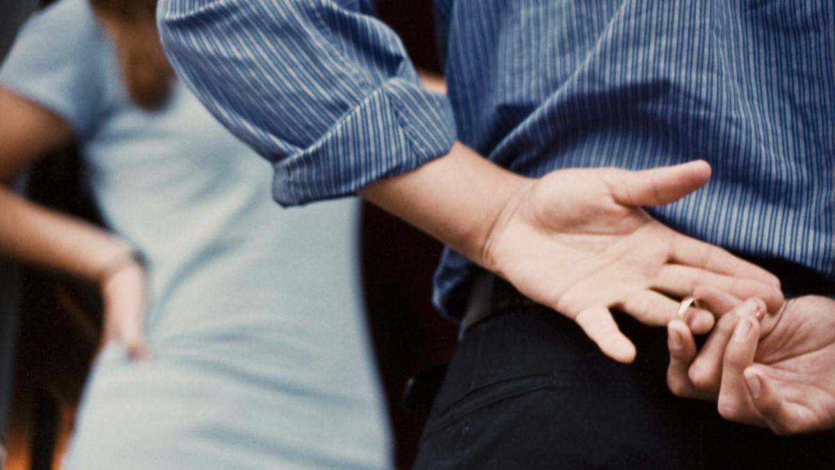 Video: Υποχρεώθηκε να ζητά συγγνώμη από τον άπιστο σύζυγό της και έγινε διάσημη