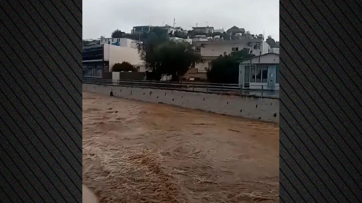 Τραγωδία στην Ελλάδα: Νεκρός άντρας από την κακοκαιρία - Παρασύρθηκε με το αυτοκίνητό του στη θάλασσα