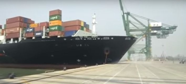 Φορτηγό-πλοίο με χαλασμένο πηδάλιο προσκρούει και διαλύει λιμάνι - ΦΩΤΟΓΡΑΦΙΑ& VIDEO