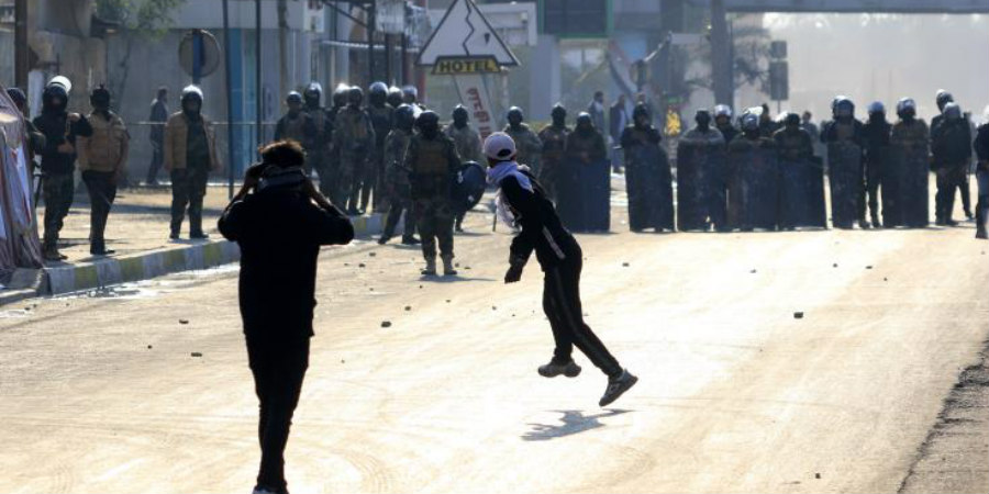 Δύο διαδηλωτές σκοτώθηκαν σε συγκρούσεις με την Aστυνομία στη Βαγδάτη