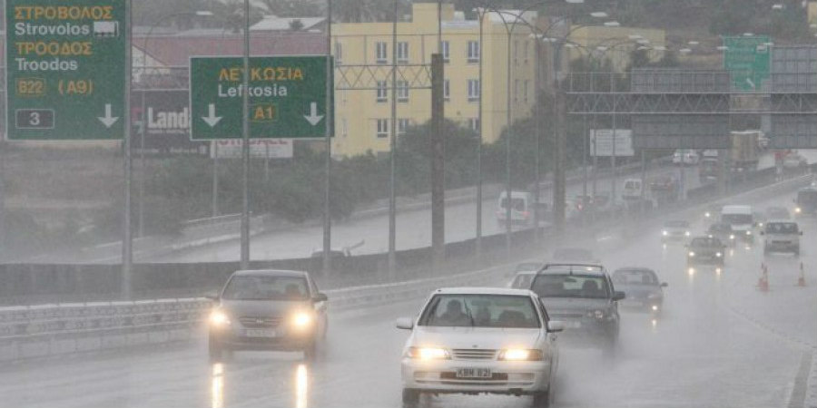 ΚΥΠΡΟΣ: Συσσώρευση νερού σε όλους τους αυτοκινητόδρομους - Έντονη βροχόπτωση στο νησί 