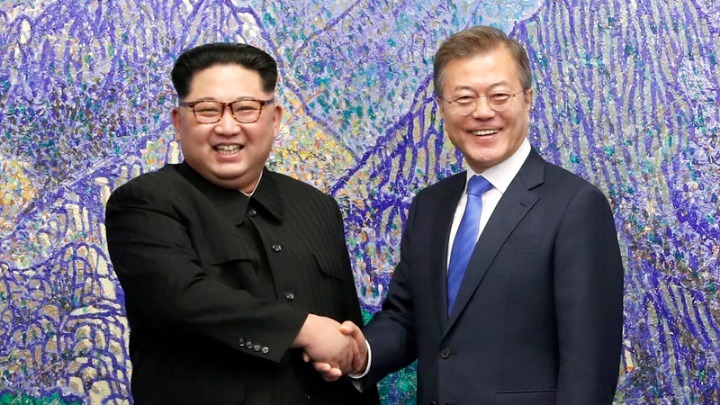 Έδωσαν τα χέρια οι ηγέτες Βόρειας και Νότιας Κορέας - «Είμαι ευτυχής που σας συναντώ»