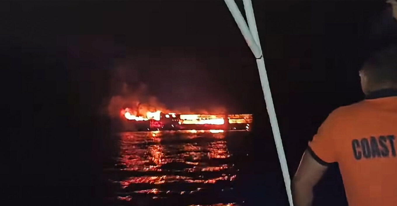 Δραματικές ώρες στις Φιλιππίνες: Επιβατικό πλοίο τυλίχθηκε στις φλόγες - Συγκλονιστικό βίντεο 
