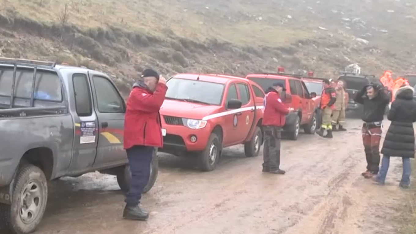 Σχεδόν αγκαλιασμένοι εντοπίστηκαν οι τέσσερις ορειβάτες που χτυπήθηκαν από χιονοστιβάδα στα Βαρδούσια