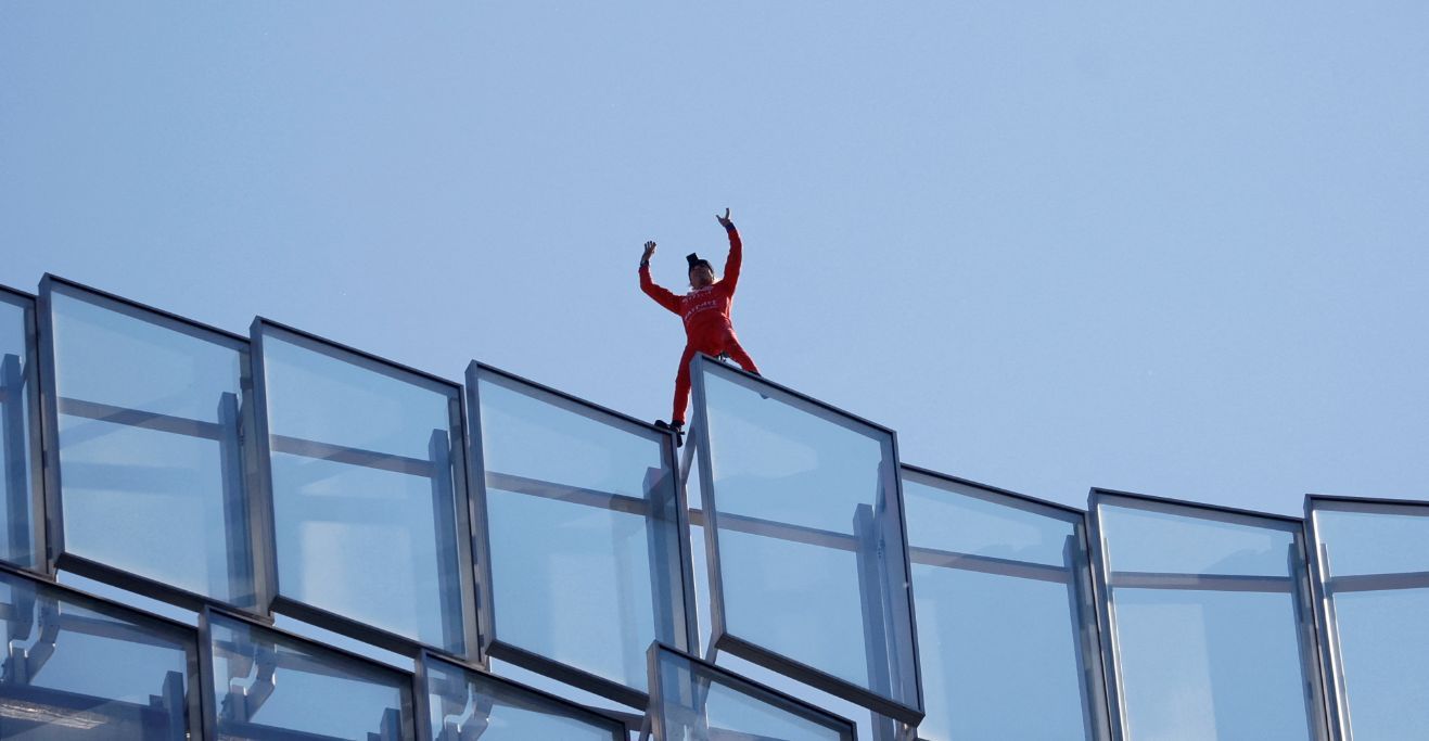 Ο Γάλλος Spiderman σκαρφάλωσε σε ουρανοξύστη διαδηλώνοντας κατά του Μακρόν - Δείτε βίντεο 