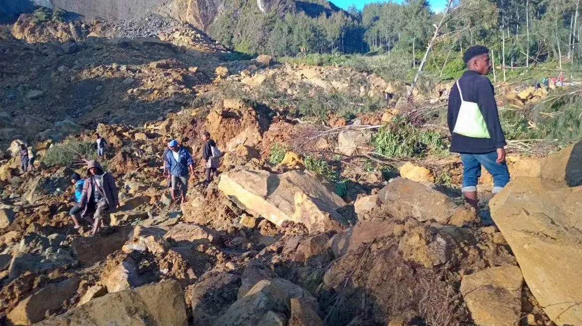 Αδιανόητη η τραγωδία στην Παπούα-Νέα Γουινέα: 2.000 άνθρωποι θάφτηκαν ζωντανοί από κατολίσθηση