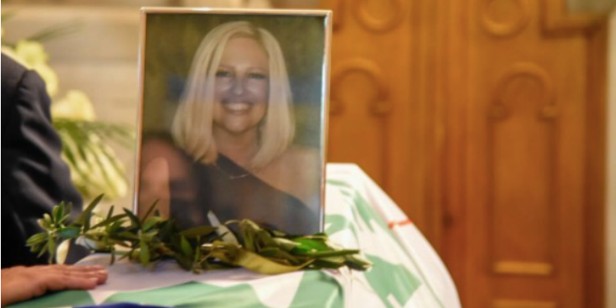 Κηδεία Φώφης Γεννηματά: Συντετριμμένη η αδερφή της ζήτησε να μείνει μόνη μέσα στη Μητρόπολη (βίντεο)