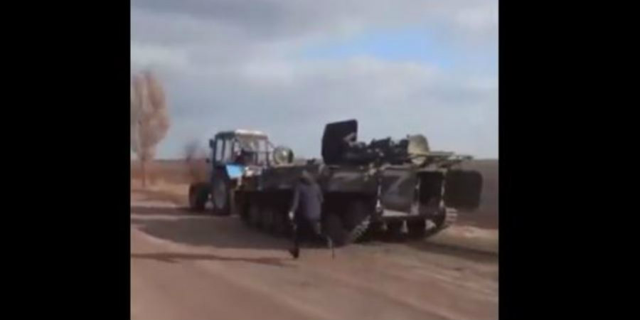 Ουκρανός αγρότης έκλεψε ρωσικό τανκ και το απομάκρυνε με το τρακτέρ του - Δείτε βίντεο