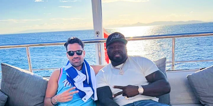 Κωνσταντίνος Αργυρός: «Άνοιξε πανιά» με 50 Cent - Στον λαιμό του τυλιγμένη η ελληνική σημαία - Φωτογραφίες