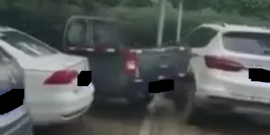 Επική εκδίκηση οδηγού – Του έκλεισε το διπλοκάμπινο και του έκανε το αυτοκίνητο «καλοκαιρινό - VIDEO