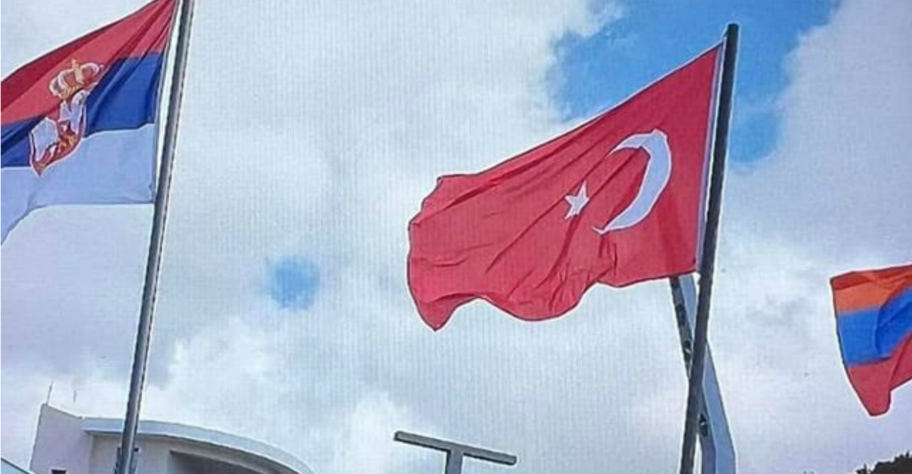 Έντονες αντιδράσεις για τουρκική σημαία σε πλατεία στην Πάφο - Την κατέβασαν δημοτικοί σύμβουλοι - Φωτογραφία