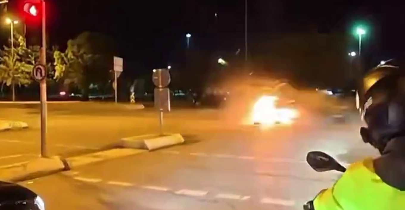 VIDEO: Τρομακτικό τροχαίο στην Κωνσταντινούπολη - Όχημα τυλίχθηκε στις φλόγες μετά από σφοδρή σύγκρουση με άλλο αυτοκίνητο