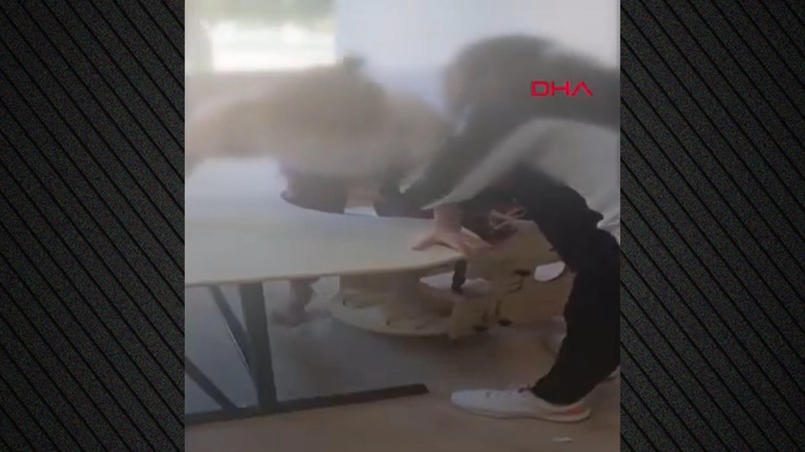 Εξοργιστικό βίντεο από την Τουρκία: Έδεσαν στα θρανία μαθητές με αυτισμό για να κάνουν μάθημα