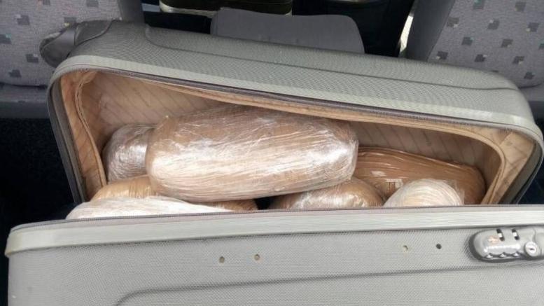 Συνελήφθη 30χρονη που μετέφερε 27 κιλά κάνναβης μέσα σε βαλίτσες