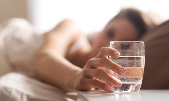 ΠΡΟΣΟΧΗ: Μην πίνετε νερό από το ποτήρι που έχετε δίπλα σας τη νύχτα – Αυτοί είναι οι λόγοι