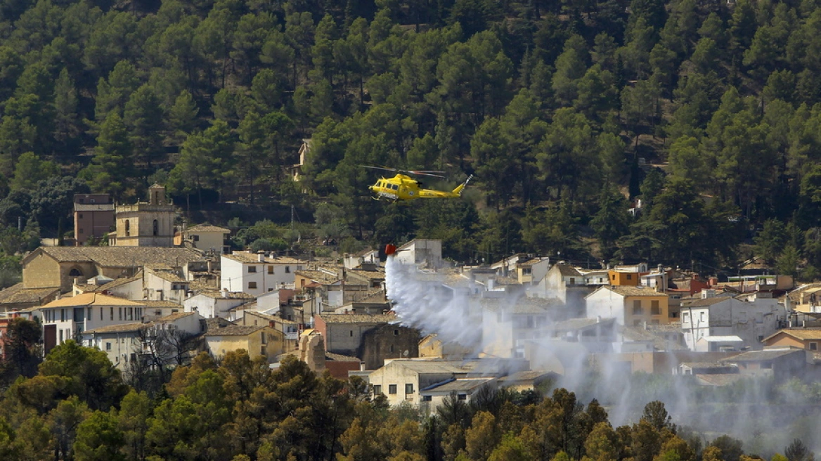 Μαίνονται τα δύο μεγάλα πύρινα μέτωπα στην Ισπανία - Εκατοντάδες άνθρωποι απομακρύνθηκαν από τα σπίτια τους