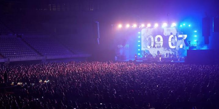 Με μάσκες και με αρνητικό τεστ 5.000 άνθρωποι συμμετείχαν σε ροκ συναυλία στη Βαρκελώνη
